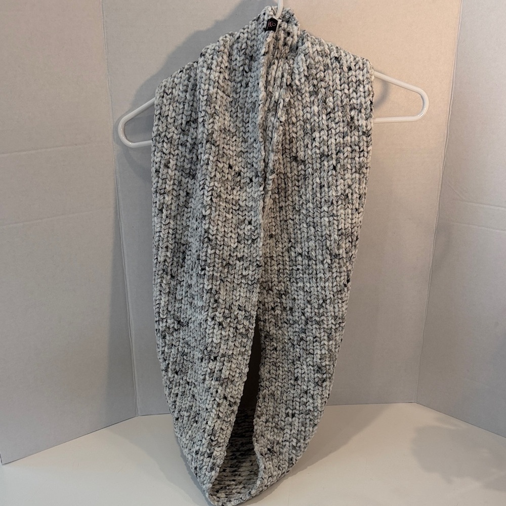 Cuddl Duds Chunky Knit Infinity Scarf Warm Thick and Super Soft Black White Gray